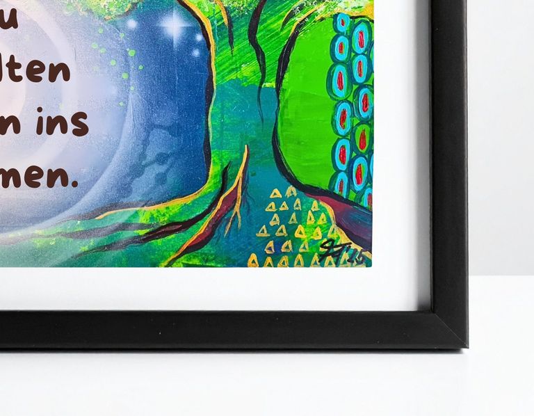Ecke eines schwarzen Bilderrahmens mit einem farbenfrohen Bild darin, das einen Baumstamm, grüne Blätter und blaue und rote ovale Formen zeigt.
